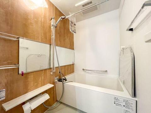 「新規交換ユニットバス」 木目調パネルが上質な空間を演出。追焚機能・浴室乾燥機完備で快適です。