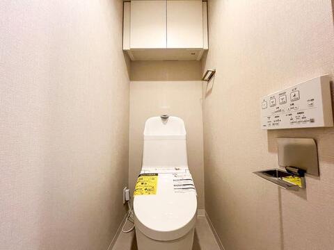 「新規交換トイレ」 清潔感あふれる温水洗浄便座付きトイレ。トイレットペーパー等をしまえる吊戸棚付。