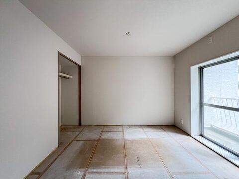 「洋室(5.6帖)」 シンプルで家具の配置がしやすい洋室。クロス貼替で明るい空間へ生まれ変わります。