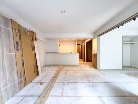 「広々LDK」 隣接するお部屋と一体利用が可能なフレキシブルな間取り。陽当たり・通風も良好です。