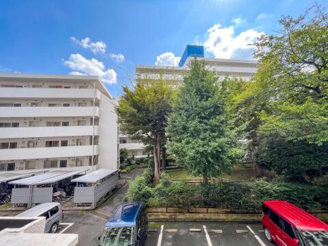 「敷地内中庭・環境」 豊かな植栽が整えられた敷地内中庭。四季の移ろいを身近に感じられる環境です。