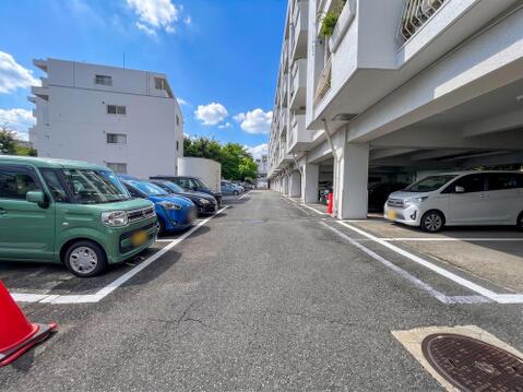 「駐車場」 敷地内に広々とした駐車場を完備。出し入れがしやすくお車の所有も安心です。