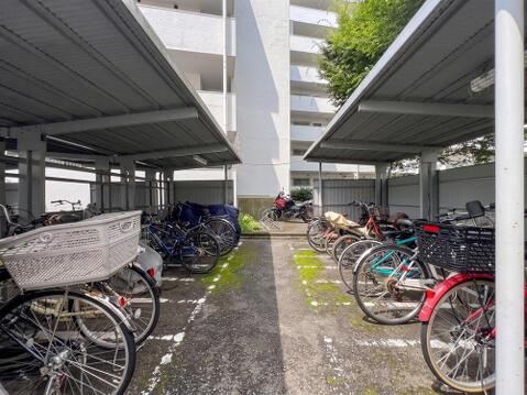 「バイク置場・駐輪場」 屋根付きの駐輪スペース。緑に囲まれた敷地内で愛車を大切に保管できます。