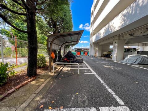 「バイク置場・駐輪場」 屋根付きの駐輪スペース。緑に囲まれた敷地内で愛車を大切に保管できます。