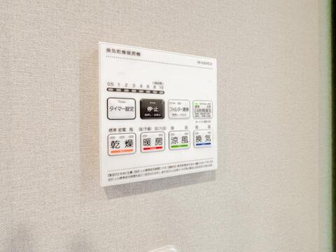 浴室乾燥機能付きのバスルームは、雨の日の洗濯物乾燥にも大変重宝します。清潔感ある空間をいつでも保ちやすく、毎日の入浴をより一層快適に楽しめる設備です。