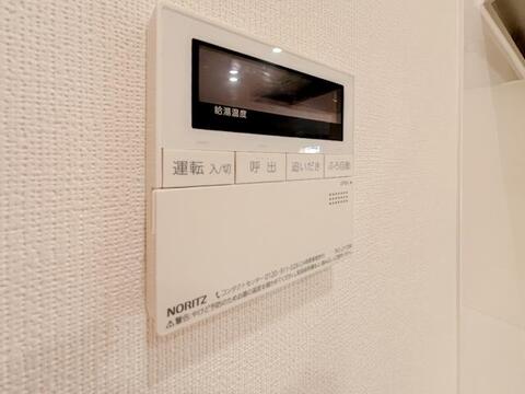 追い炊き機能付きのお風呂で、家族の入浴時間が異なってもいつでも温かいお湯に入れます。冷めたお湯を温め直せるため、毎日のバスタイムが快適で、家族全員がリラックスできる住まいです。