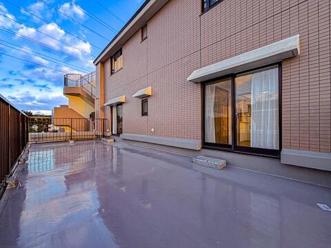 開放感あるルーフバルコニーは、日常の生活に屋外の空間をプラスします。洗濯物を干すほか、ガーデニングやアウトドア活動にも活用できる広さが魅力です。