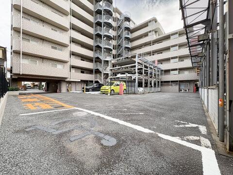 ゆとりある敷地内駐車場を完備。平置き・立体駐車場があり、愛車の保管や出庫もスムーズです。