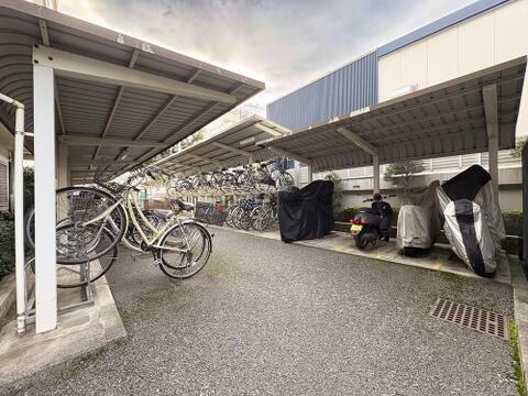 屋根付きの駐輪場・バイク置場を完備。大切な自転車やバイクを雨風から守り、綺麗に保てます。