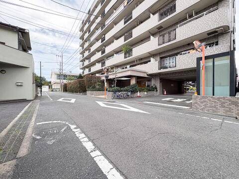 見通しが良く整えられた前面道路。周囲の住環境も良好で、小さなお子様がいるご家庭も安心です。