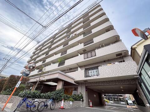 重厚感のあるタイル貼りの外観デザイン。管理が行き届いた重厚感漂う大規模マンションです。