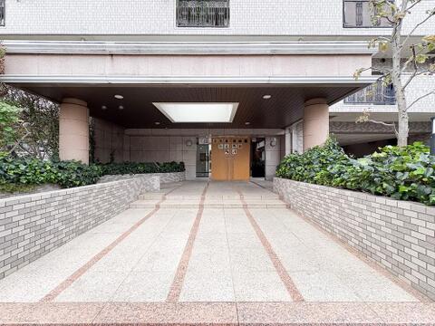 高級感あふれる車寄せ風のアプローチ。ゆとりある設計で住まう方を優雅に迎え入れます。