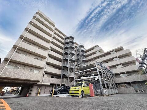 青空に映えるスタイリッシュな外観デザイン。管理体制も良好で、快適なマンションライフを叶えます。