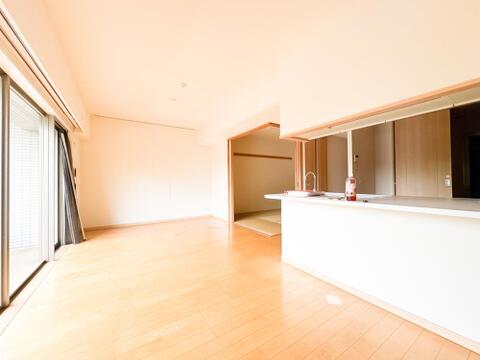 リビング(2026年9月)撮影リフォームにより美麗に生まれ変わります。完工前のご見学可能です。