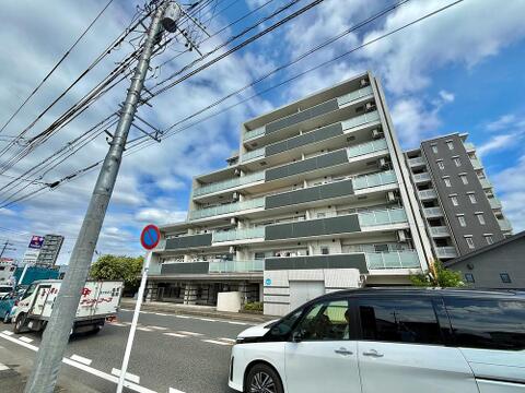 各住戸に設けられたゆとりあるバルコニーが印象的な外観。