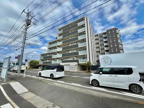 シンプルながらも存在感のあるデザインで、落ち着いた住環境に馴染む建物です。