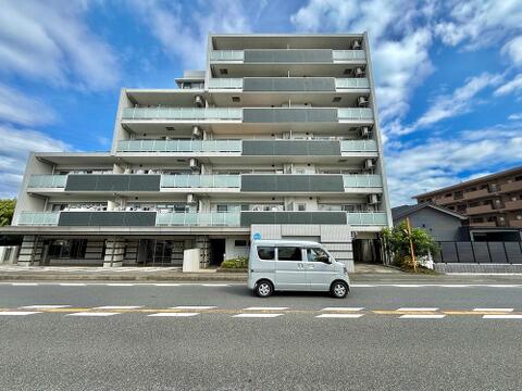白とダークカラーを基調とした外観が、都会的でスタイリッシュな印象を与えます。