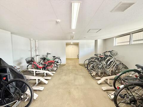 敷地内には駐輪スペースを確保。自転車でのお出かけや日々の通勤・通学にも便利な住環境です。