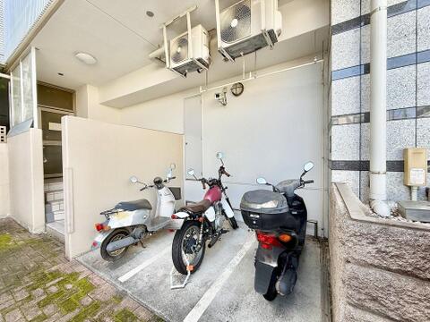 敷地内にはバイク置き場も設けられており、バイクをお持ちの方にも嬉しい設備です。