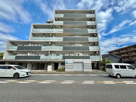エントランス周辺まで丁寧に整えられ、住まう方を心地よく迎えてくれる佇まい。