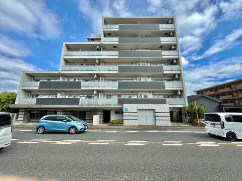 住戸ごとに配置されたバルコニーが立体感を生み出す、存在感のあるマンションです。