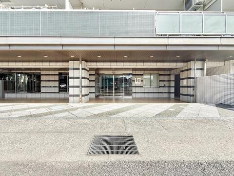 住まいの顔となるエントランス。落ち着きのある上品な雰囲気で、住む方を迎えてくれます。