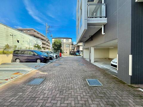 敷地内には機械式駐車場を備えており、お車をお持ちの方にも嬉しい住環境です。