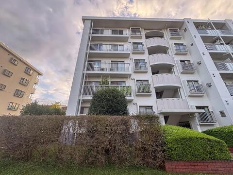 2026年12月リフォーム完成予定。RC造5階建5階部分「4LDK」の住まい。京王相模原線「京王多摩センター」駅まで徒歩18分の好立地です。