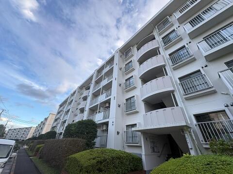 2026年12月リフォーム完成予定。RC造5階建5階部分「4LDK」の住まい。京王相模原線「京王多摩センター」駅まで徒歩18分の好立地です。