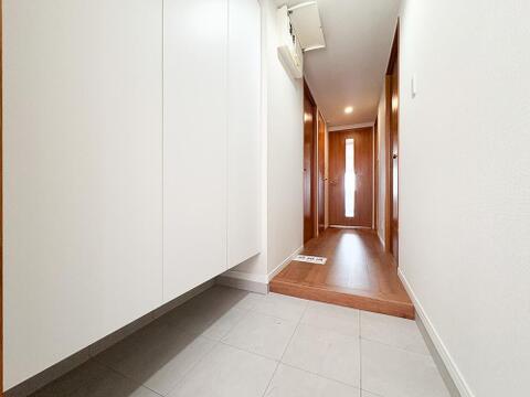 ダウンライトを使用しお洒落に演出。帰りたくなる家をテーマに設計。いつも「人」と「家」の間に・・・。