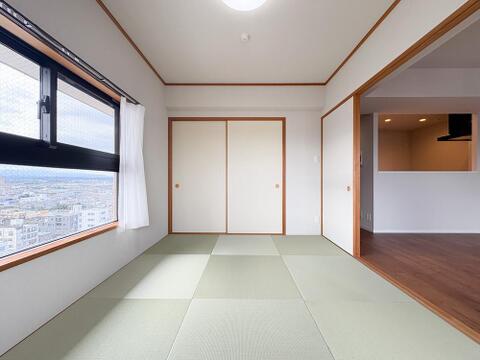 一日の疲れを癒やしてくれる主寝室。時を忘れて過ごす場所として過ごせるお部屋。