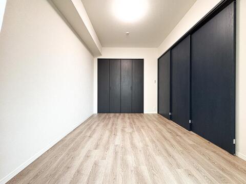 どんな家具も映える、明るく清潔感あふれる洋室。寝室やお子様部屋、書斎など多目的に活用できます。