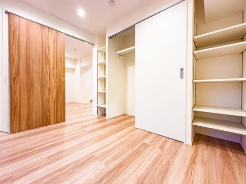 大きなクローゼットを完備した、リビング隣りの約4.4帖の居室。ぜひご内見にお越しください。室内(2026年9月)撮影