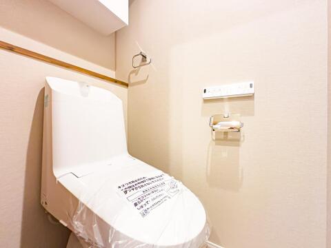 温水洗浄便座完備のトイレスペース。ついつい考え事をしてしまうほど落ち着く空間です。室内(2026年9月)撮影