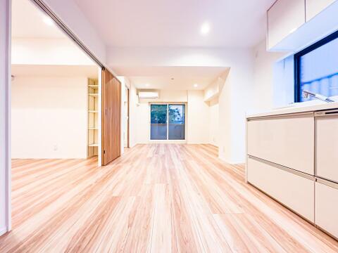 住まう人の感性を刺激する上質なリノベーション空間。良い物に触れ、良い場所に身を置く喜びが、暮らしの質を高めてくれます。エアコンを設置済み。室内(2026年9月)撮影