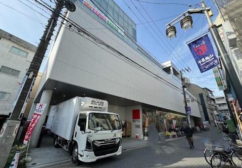西友千歳烏山店まで約512m