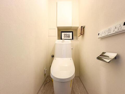 清潔感あふれるトイレは、温水洗浄便座で家族みんなが快適。飾り棚にはお気に入りの小物を置いて、ほっと一息つけるプライベート空間を演出できます。
