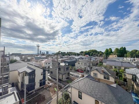 見晴らしの良い上層階から、広がる住宅街と遠くの街並みを一望。お子様の成長を見守る、穏やかで安心感のある住環境がここにあります。