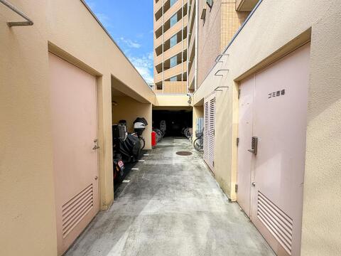 家族の自転車やバイクも安心の敷地内駐輪場と、いつでも利用できる清潔なゴミ置場を完備。日々の暮らしを快適にサポートする充実の共用施設です。