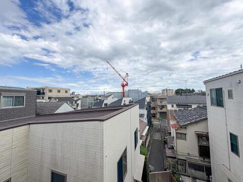 広がる空と街並みを一望できる、開放感あふれる眺望です。日々変化する街の表情を楽しみながら、家族の成長を見守る暮らしを。