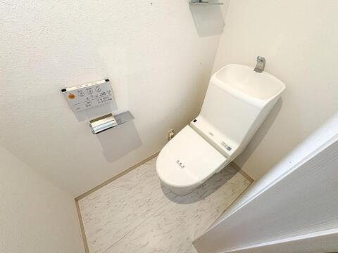 白を基調とした清潔感のあるトイレは、手洗い器付きで衛生面も安心。お子様も使いやすく、家族みんなが快適に過ごせる空間です。