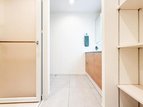 ゆとりある洗面脱衣所は、着替えや洗濯がしやすい使いやすい空間です。収納も充実しており、毎日の生活動線がスムーズに進む快適な環境がしっかりと整っています。