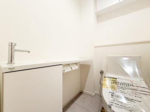 独立した手洗いカウンター付きのトイレは、衛生的で使いやすい設計です。手洗い後の水はねが気になりにくく、清潔感を保ちやすい快適な環境がしっかり整っています。