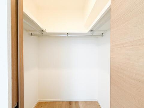 ゆとりのあるウォークインクローゼットは、洋服やバッグなどをまとめて整理できる便利な空間です。収納力に優れており、すっきりと片付くため、衣類の管理がしやすく、毎日の支度がスムーズになります。