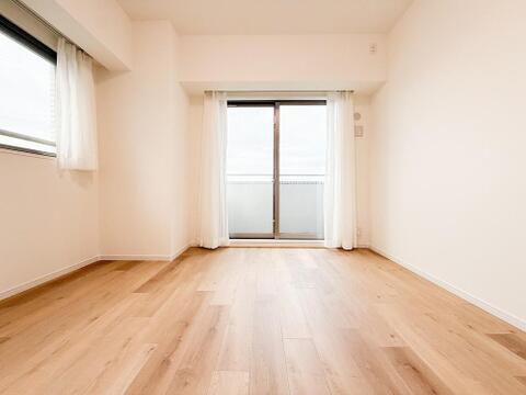 角部屋ならではの2方向からの眺望が楽しめる住まいです。複数の窓から光が差し込み、採光が良好で開放感ある居住環境がしっかりと整っています。