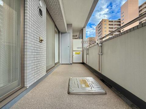 ゆとりある広さのバルコニーは、洗濯物がたっぷり干せるうれしい設備です。屋外の空気を感じながらくつろげるスペースとしても活用でき、生活の幅が広がります。