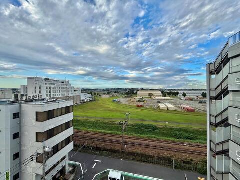 緑豊かな閑静な住宅街を一望できる恵まれた眺望。静かで穏やかな環境が窓の向こうに広がり、日常の疲れを忘れさせてくれる落ち着いた景色が魅力です。