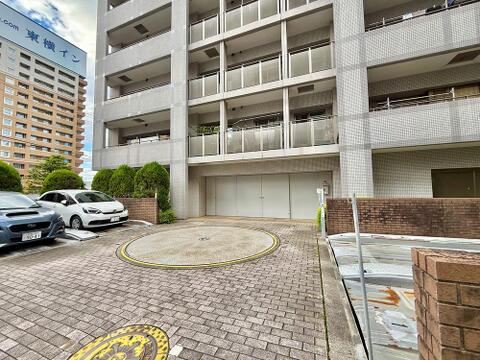 敷地内に駐車場があり、自家用車の利用がいつでもスムーズです。駐車場の設備がしっかりと整っており、車通勤や日常のドライブを毎日快適にサポートします。(空き状況は都度確認いたします)