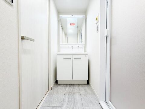 リノベーションにより新しくなった洗面化粧台。清潔感と機能性が大きく向上し、毎朝の支度を快適にサポートします。充実した収納スペースも大きな魅力のひとつです。