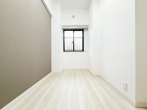 採光に優れ、ゆとりある広さが魅力の居室。窓から差し込む自然光が室内を明るく照らし、日常の生活空間として快適にお使いいただける環境が整っています。